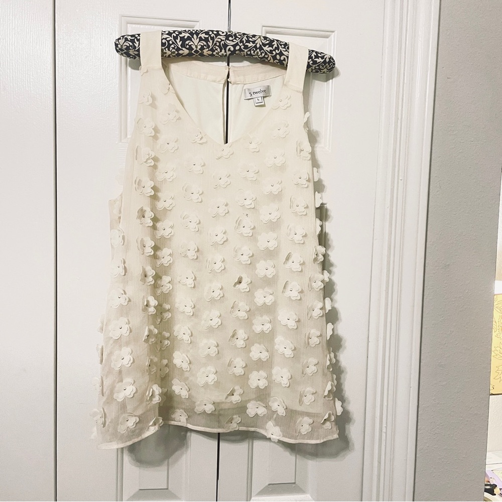 5 Twelve Cream Embellished Sleeveless Blouse
Size Large .